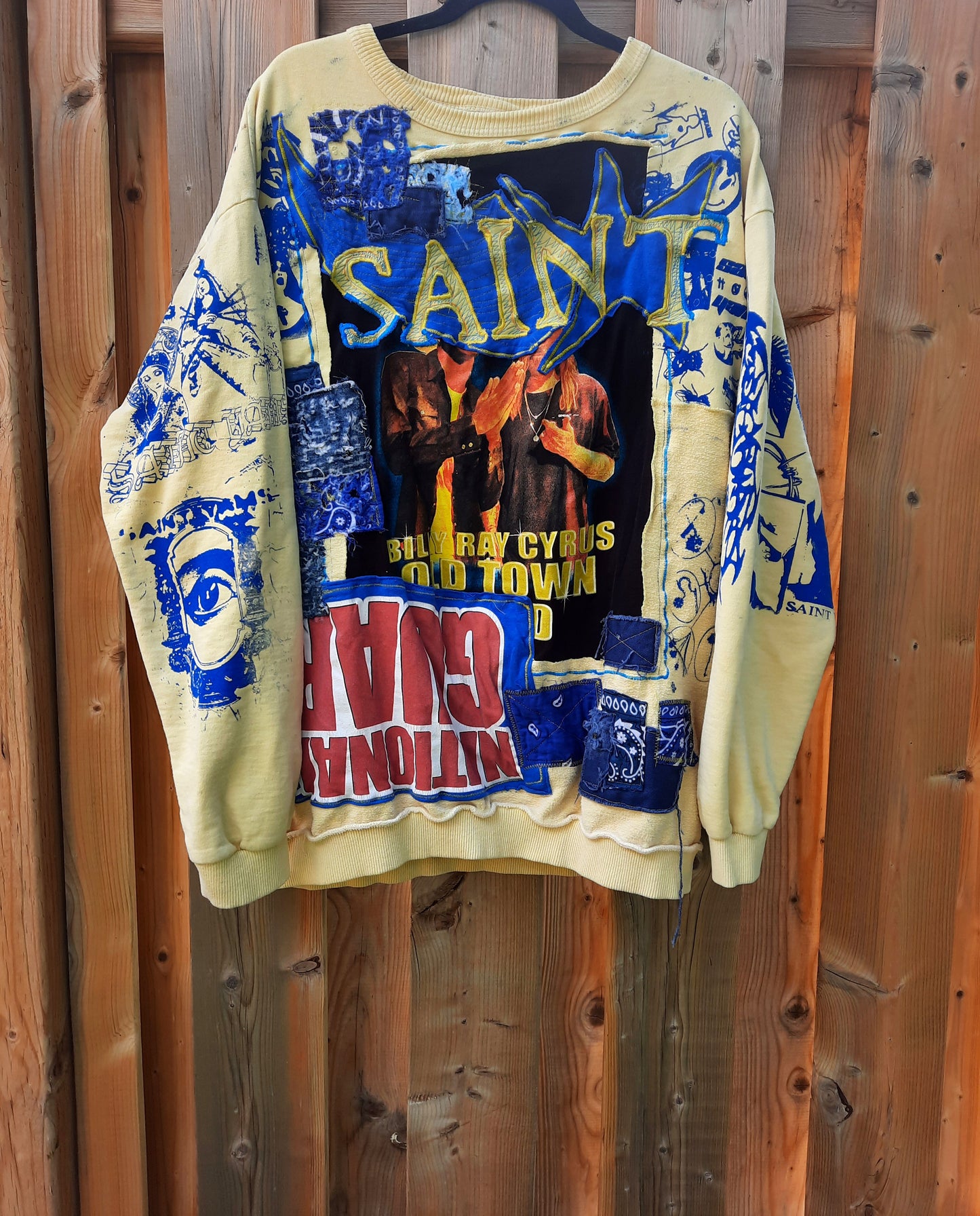 '๐๐ฐ๐ณ๐ต๐ถ๐ฏ๐ฆ & ๐๐ฑ๐ฉ๐ฆ๐ฎ๐ฆ๐ณ๐ข' Crewneck Sweater