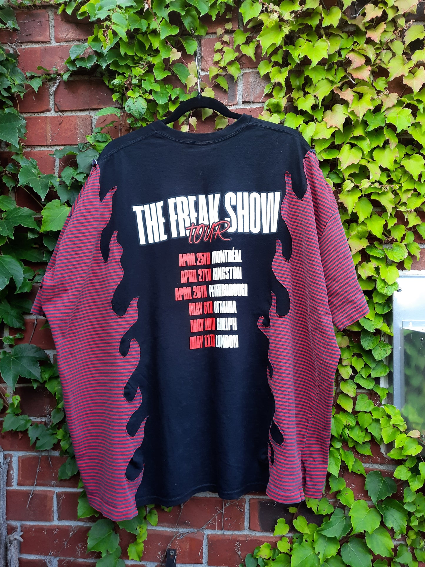 '𝘔𝘪𝘯𝘥𝘺 𝘚𝘪𝘯𝘴' Split Tee