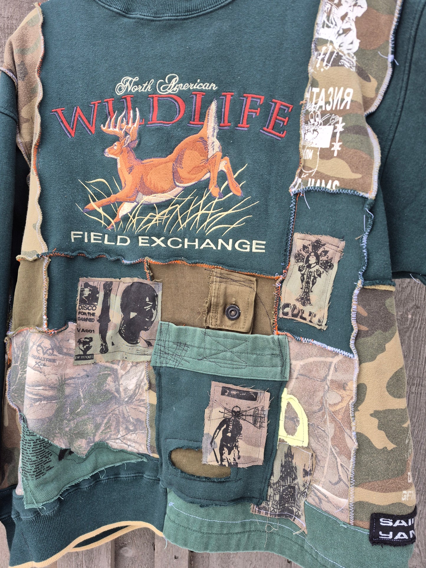 'ππ΅π¦π’ππ΅π© πͺπ― ππ’π΅πΆπ³π¦' Patchwork Crewneck Sweater