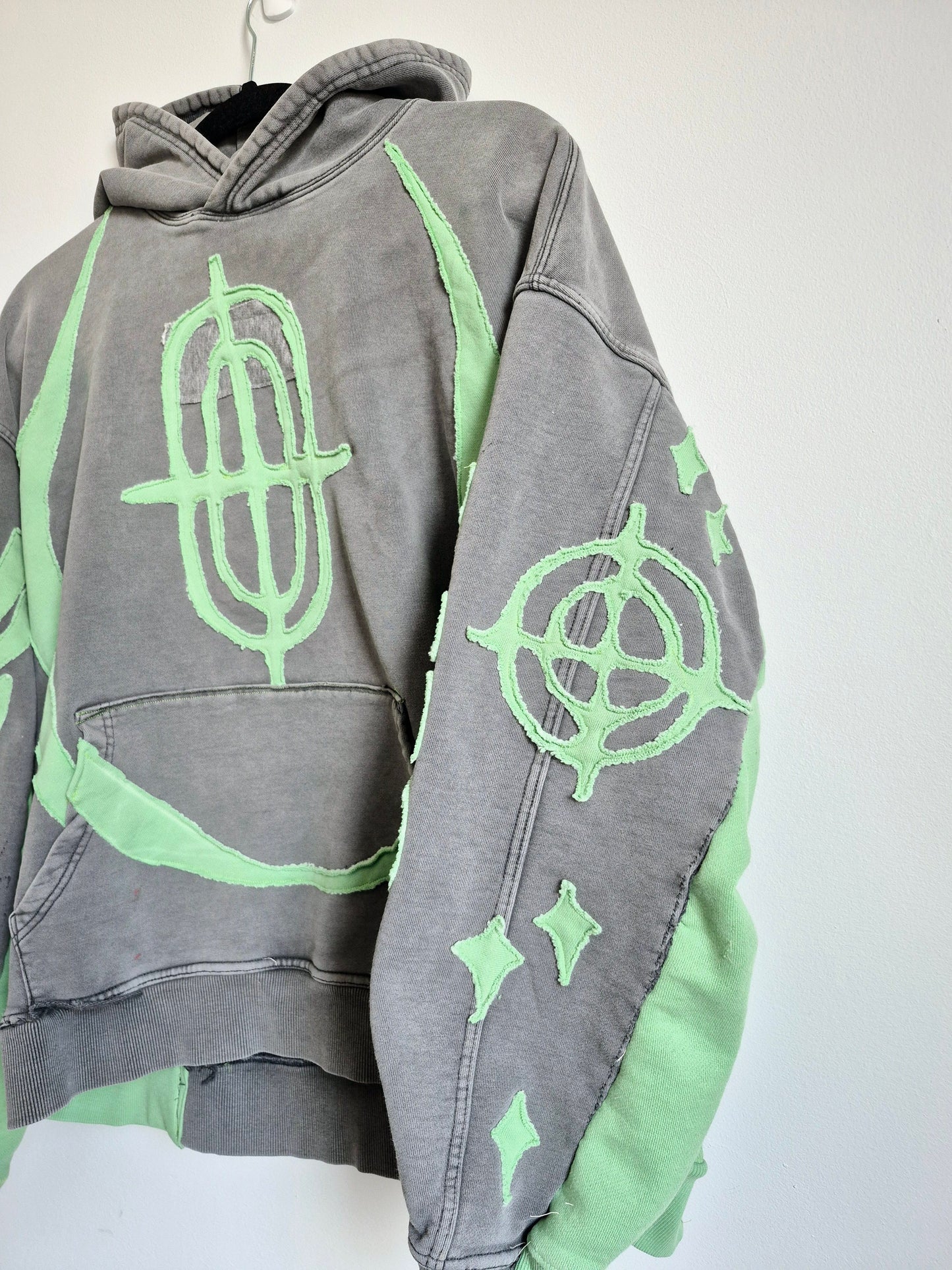 '𝘈𝘭𝘪𝘦𝘯 𝘛𝘳𝘢𝘱 𝘗𝘩𝘰𝘯𝘦' Hoodie