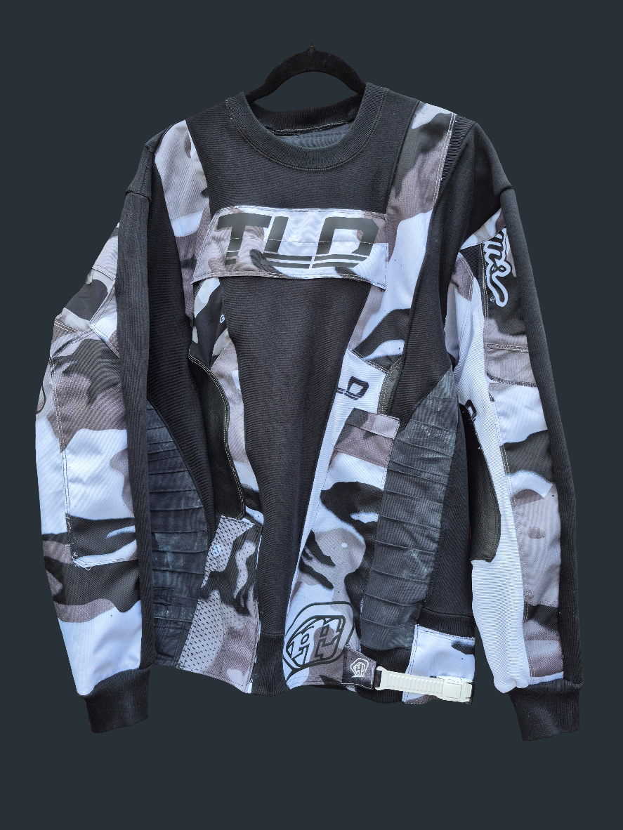 '𝘛𝘩𝘳𝘰𝘵𝘵𝘭𝘦 𝘒𝘪𝘤𝘬𝘦𝘳' Crewneck Sweater