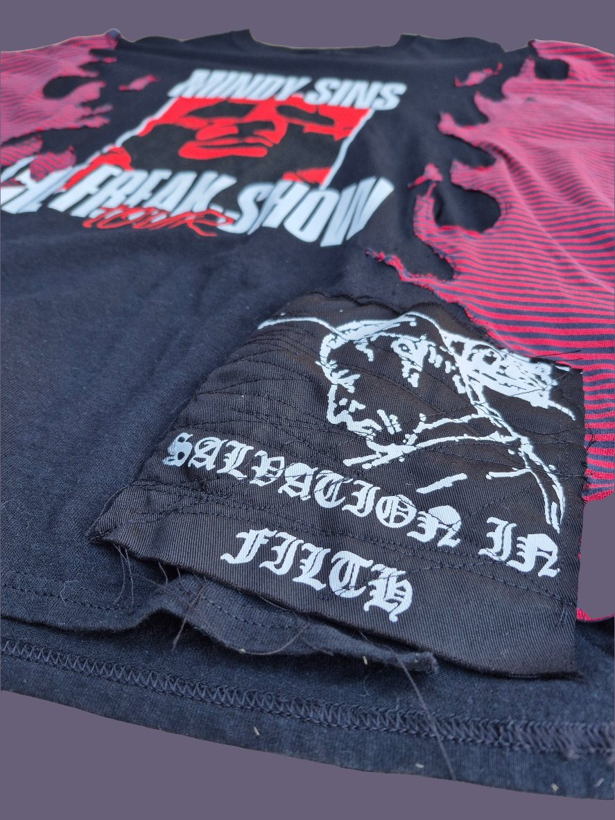 '𝘔𝘪𝘯𝘥𝘺 𝘚𝘪𝘯𝘴' Split Tee