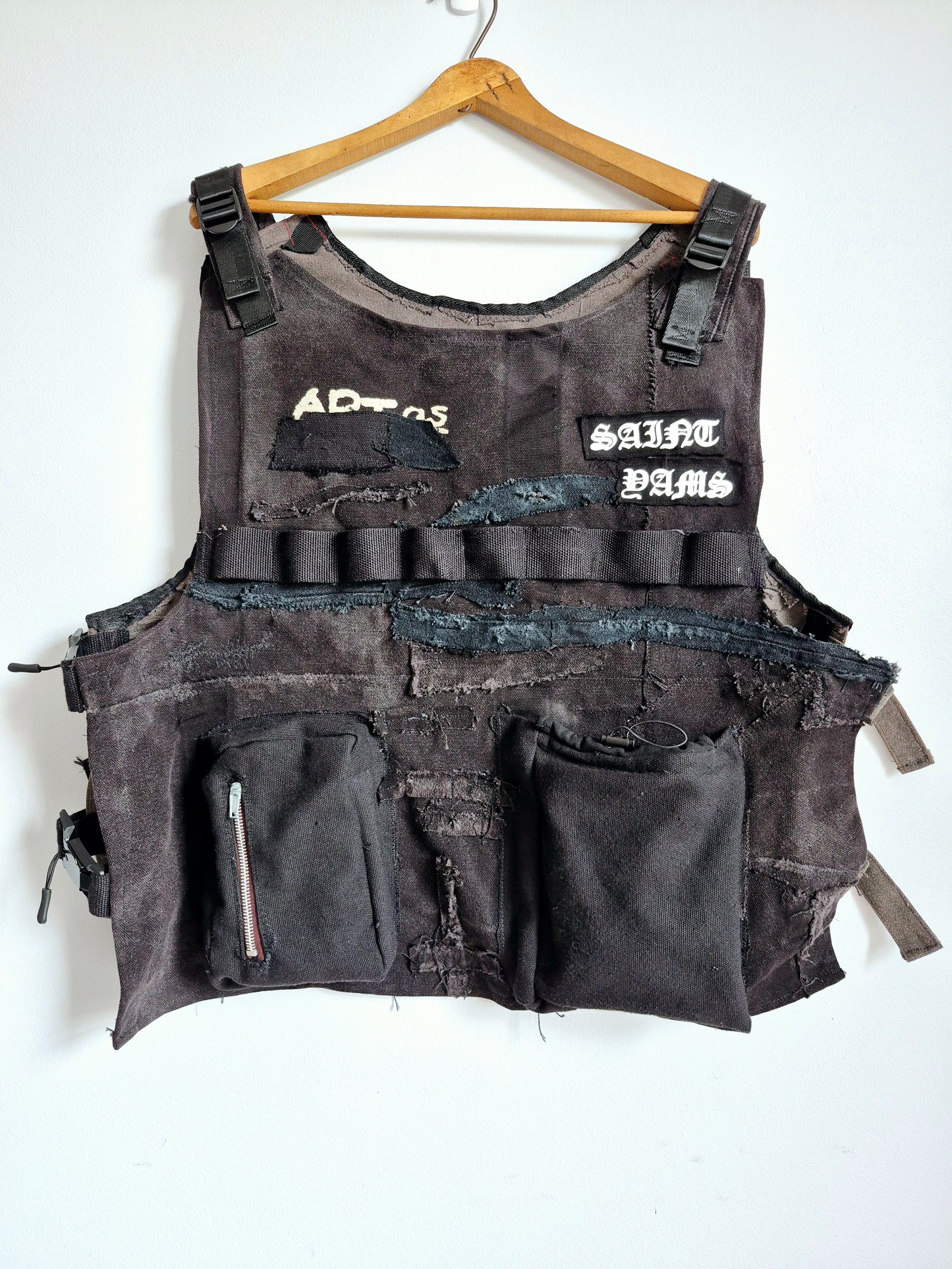 '𝘐𝘯𝘥𝘶𝘴𝘵𝘳𝘪𝘢𝘭 𝘚𝘤𝘢𝘳𝘴' Tactical Vest
