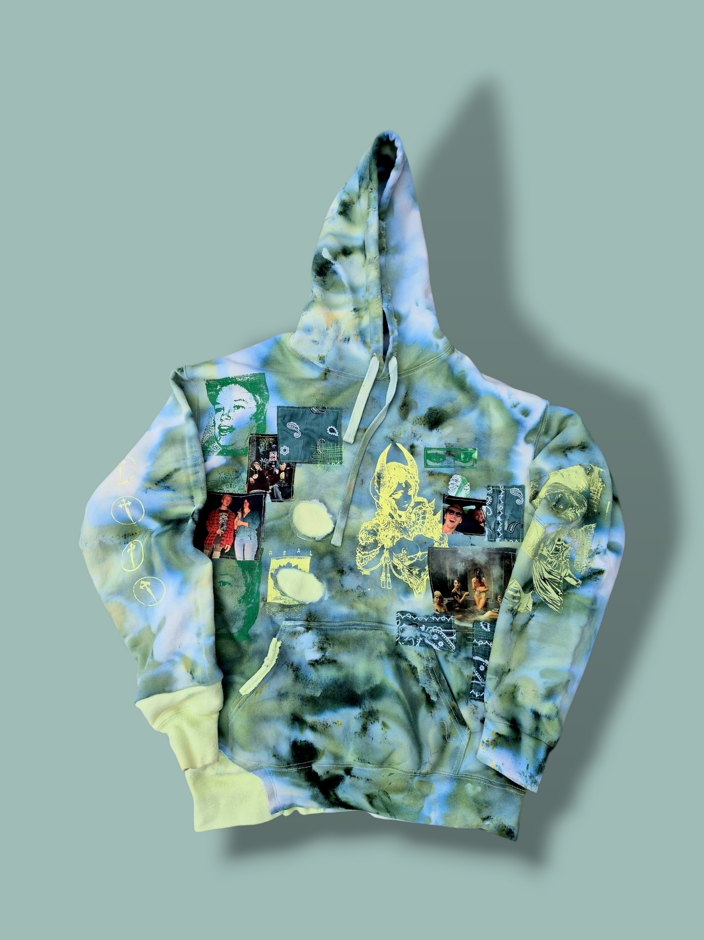 '𝘔𝘦𝘮𝘰𝘳𝘺 𝘏𝘰𝘭𝘦' Hoodie