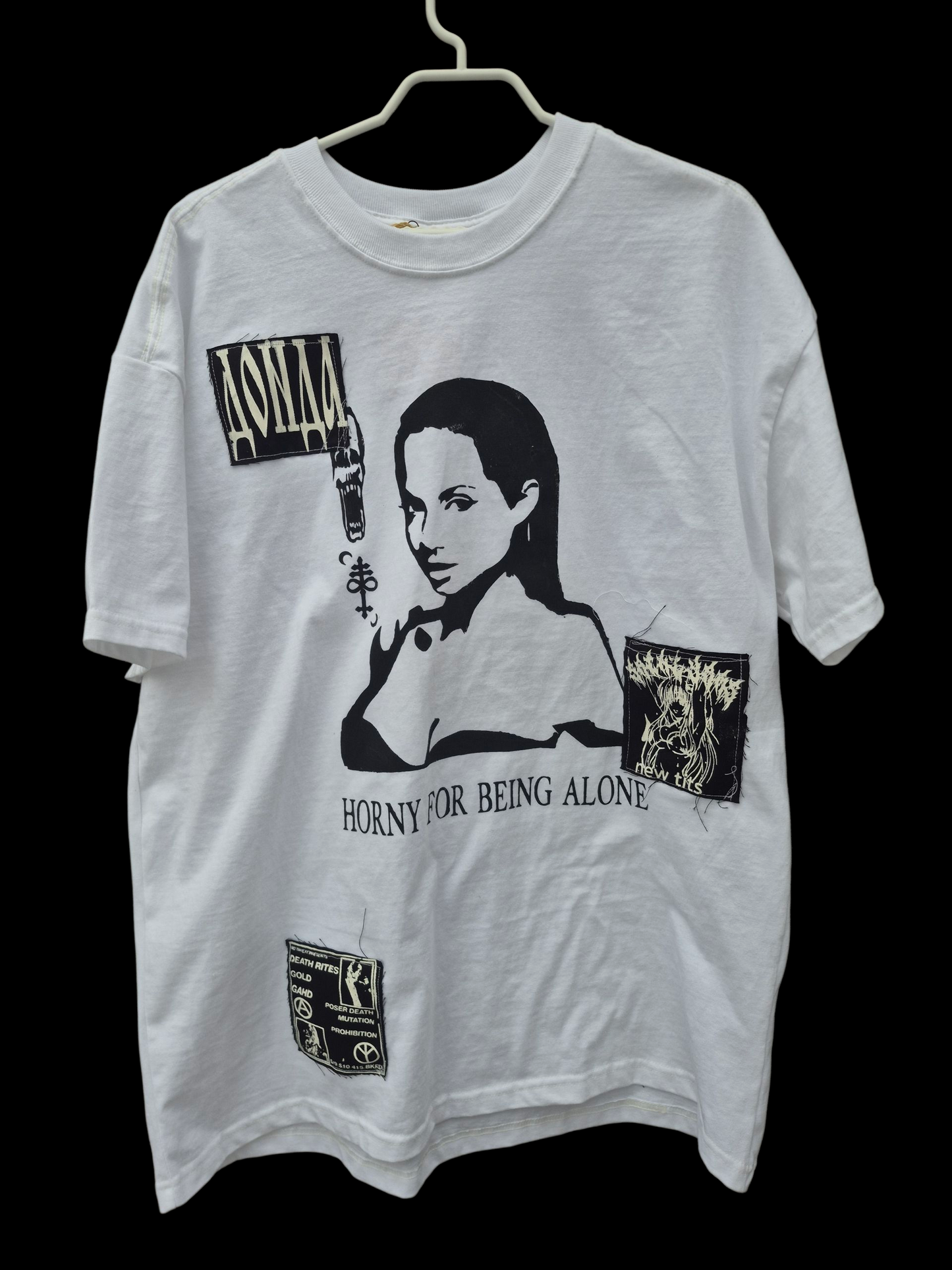 '𝘏𝘰𝘳𝘯𝘺 𝘧𝘰𝘳 𝘣𝘦𝘪𝘯𝘨 𝘢𝘭𝘰𝘯𝘦' Tee