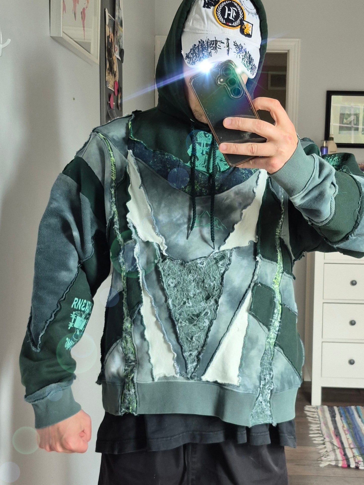 '𝘌𝘮𝘦𝘳𝘢𝘭𝘥 𝘊𝘪𝘵𝘺' Hoodie