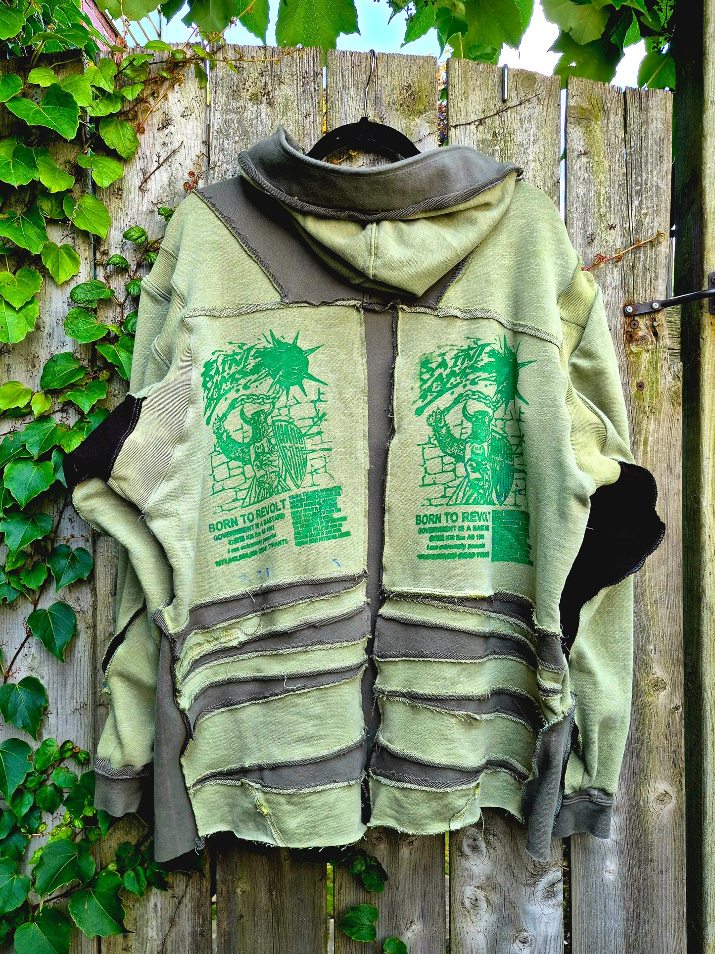 '𝘉𝘪𝘰𝘮𝘦𝘤𝘩𝘢𝘯𝘪𝘤𝘢𝘭' Hoodie