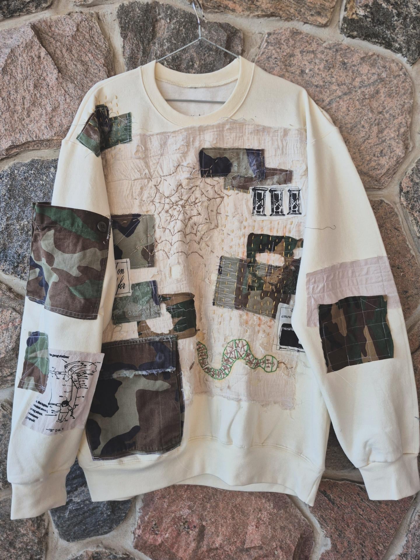 '𝘔𝘰𝘥𝘦𝘳𝘯 𝘛𝘳𝘪𝘣𝘢𝘭 𝘞𝘢𝘳𝘧𝘢𝘳𝘦' Crewneck Sweater